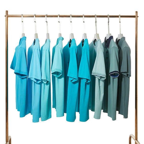 Durchatmbare T-Shirt für Männer mit individuellem Logo und schwarz-weiß-blauem Zyan