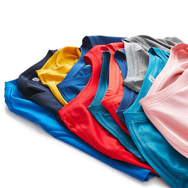 Kurzärmeliges, faltenfeste T-Shirt für Männer mit schnell trocknen und modischem Baumwollstil