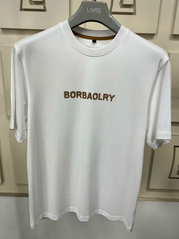 Hochwertiges Herren-T-Shirt mit normaler Passform und kurzen Ärmeln, bedruckt mit individuellem Logo mittels DTG-Technologie