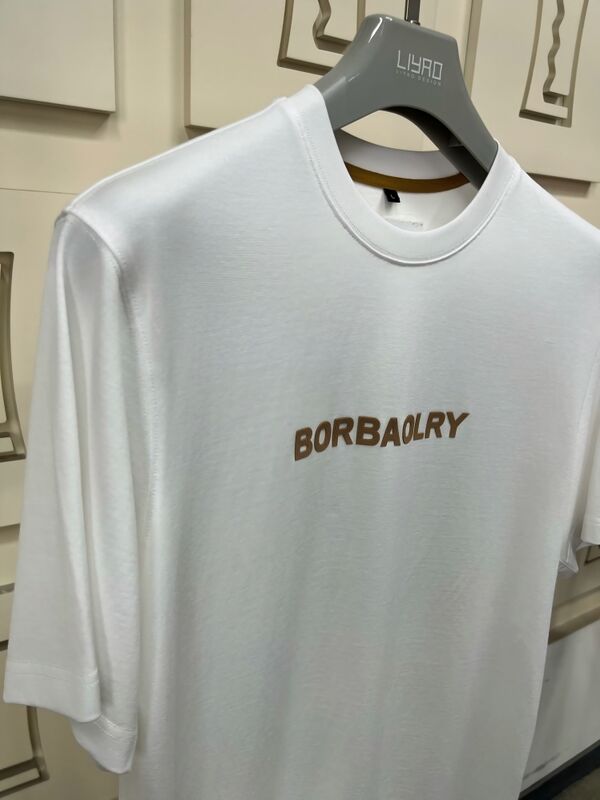 Hochwertiges Herren-T-Shirt mit normaler Passform und kurzen Ärmeln, bedruckt mit individuellem Logo mittels DTG-Technologie