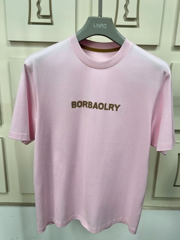 Hochwertiges Herren-T-Shirt mit normaler Passform und kurzen Ärmeln, bedruckt mit individuellem Logo mittels DTG-Technologie