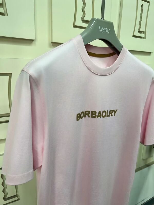 Hochwertiges Herren-T-Shirt mit normaler Passform und kurzen Ärmeln, bedruckt mit individuellem Logo mittels DTG-Technologie