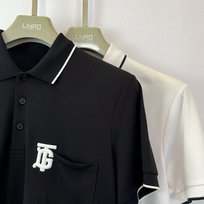Herren Logo - Besticktes Poloshirt | Schwarz mit weißem Besatz, Brusttasche & Monogramm, trendiges Design, Piqué-Poloshirt für Herren
