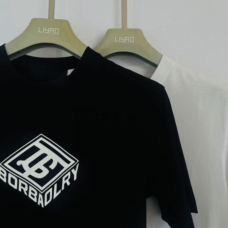 Graphische Druckfarbe für Männer Hals Tee. Schwarz mit weißem 3D-Logo, kurzer Ärmel, Streetwear-Stil 100% Baumwolle Jersey Herren Shirt