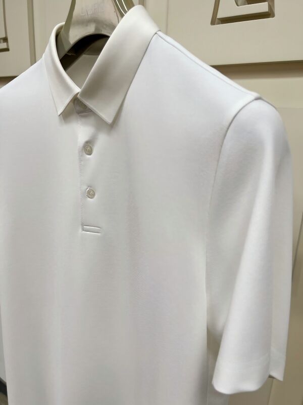 Premium-Männer-Polo-Shirts. Minimalistisches Design, kurzer Ärmel, weich ansprechendes Gewebe für alle Jahreszeiten