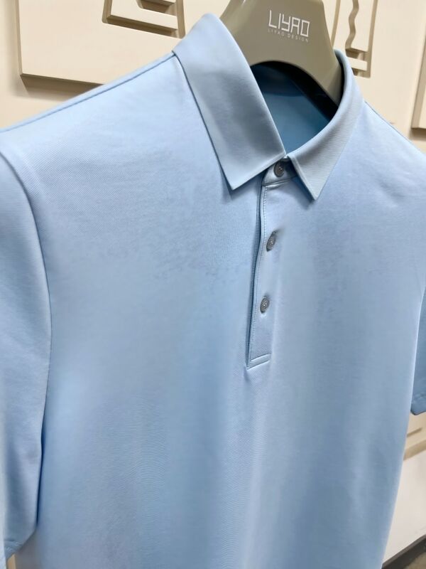 Premium-Männer-Polo-Shirts. Minimalistisches Design, kurzer Ärmel, weich ansprechendes Gewebe für alle Jahreszeiten