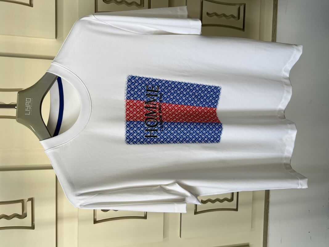 Crew-Hals-T-Shirt mit Stickerei. 3D-Brief- und Musterdesign Luxus-Rundhals-T-Shirt für Männer.