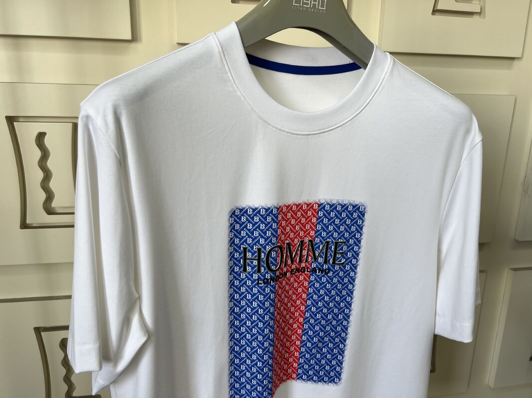 Crew-Hals-T-Shirt mit Stickerei. 3D-Brief- und Musterdesign Luxus-Rundhals-T-Shirt für Männer.