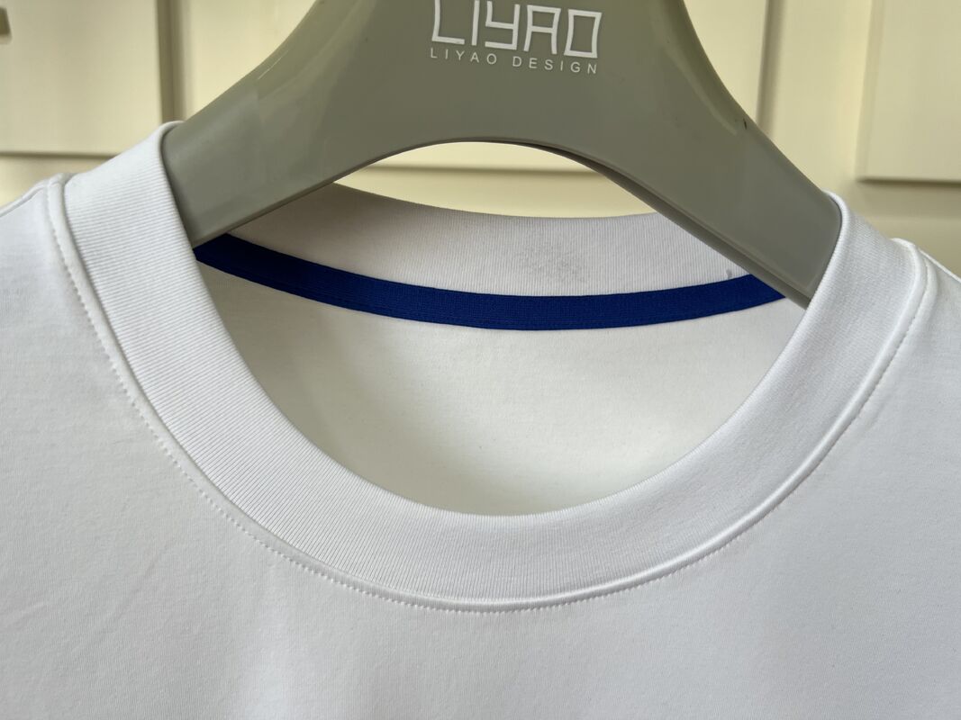 Crew-Hals-T-Shirt mit Stickerei. 3D-Brief- und Musterdesign Luxus-Rundhals-T-Shirt für Männer.