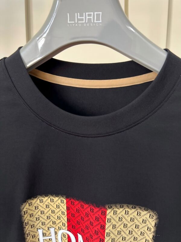 Crew-Hals-T-Shirt mit Stickerei. 3D-Brief- und Musterdesign Luxus-Rundhals-T-Shirt für Männer.